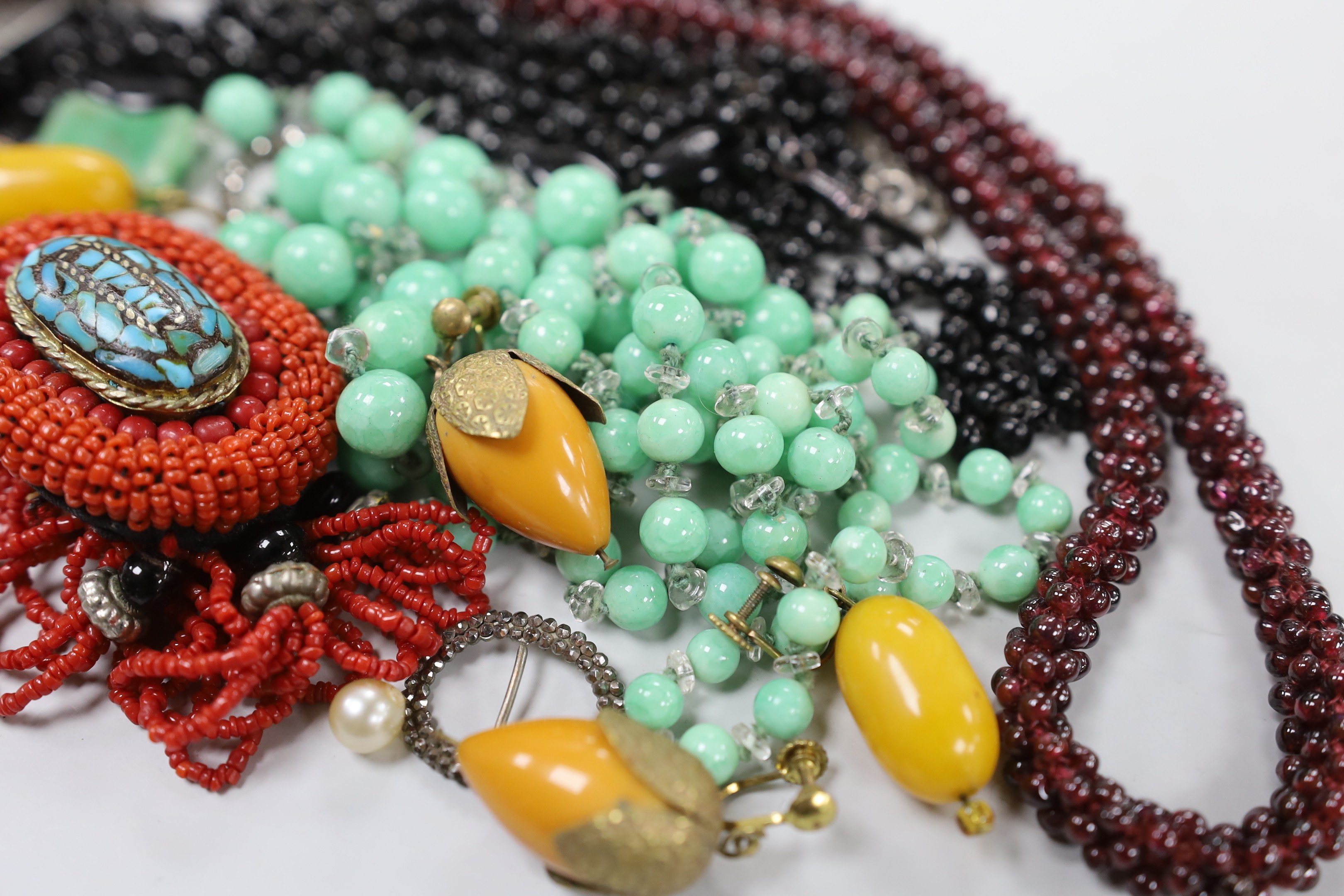Assorted minor jewellery including a garnet bead cluster necklace, 64cm, a small cut steel buckle, glass bead necklace, etc.